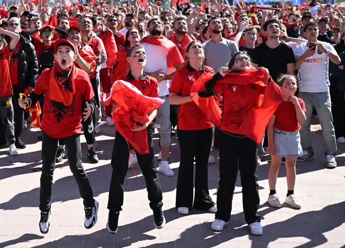 אוהדי נבחרת אלבניה חוגגים את שער השוויון בפארק האוהדים בהמבורג