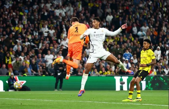 שחקן ריאל מדריד, ג'וד בלינגהאם, מול שוער בורוסיה דורטמונד, גרגור קובל