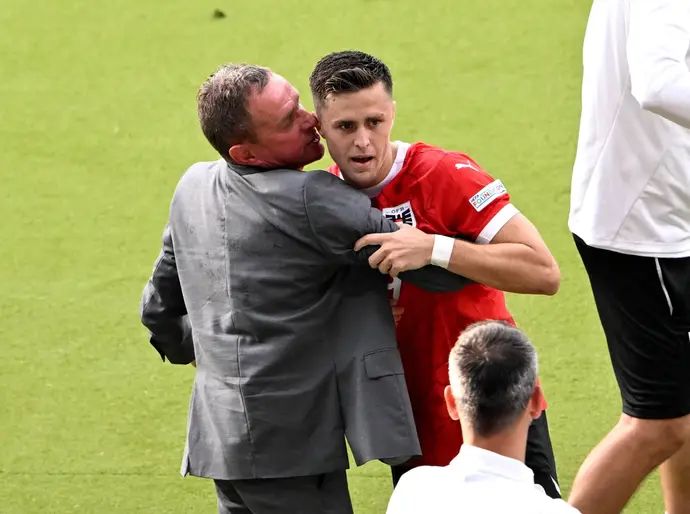 שחקן נבחרת אוסטריה, כריסטוף באומגרטנר, עם המאמן רלף רנגניק