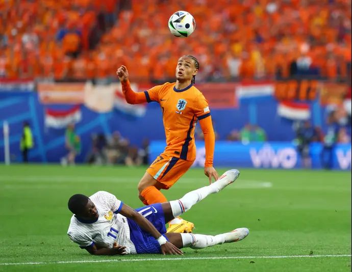 שחקן נבחרת הולנד, צ'אבי סימונס, מעל שחקן נבחרת צרפת עוסמאן דמבלה