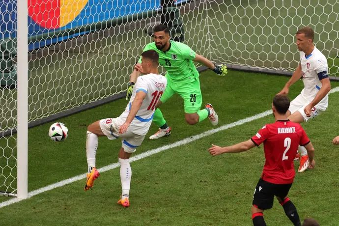 פטריק שיק כובש לזכות נבחרת צ'כיה נגד גיאורגיה