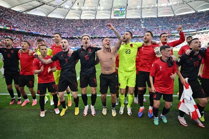 שחקני נבחרת אלבניה חוגגים