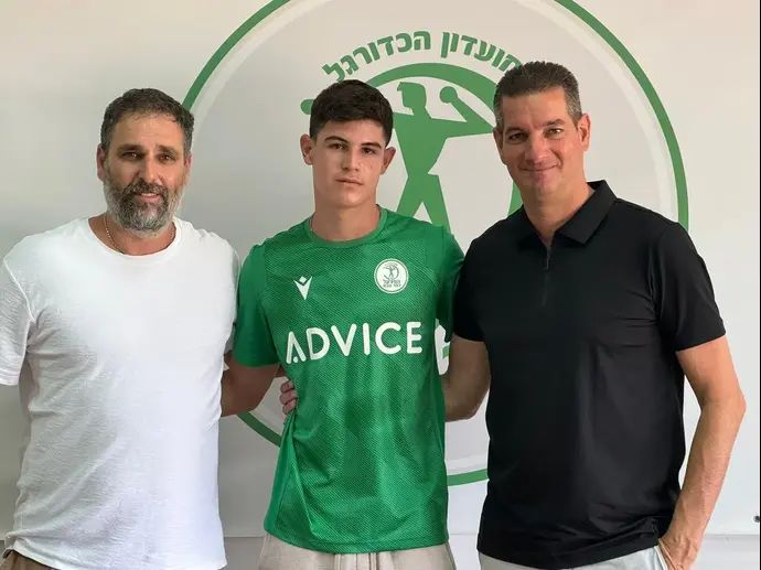 איתי שביט שחקן הפועל כפר סבא עם סוכנו עידן בן אבו, הבעלים עידן שום