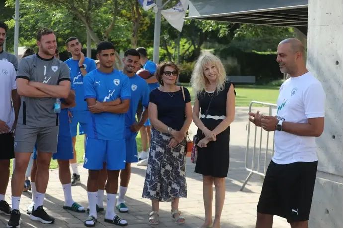 גיא לוזון ושחקני הנבחרת האולימפית באירוע לזכרו של ד