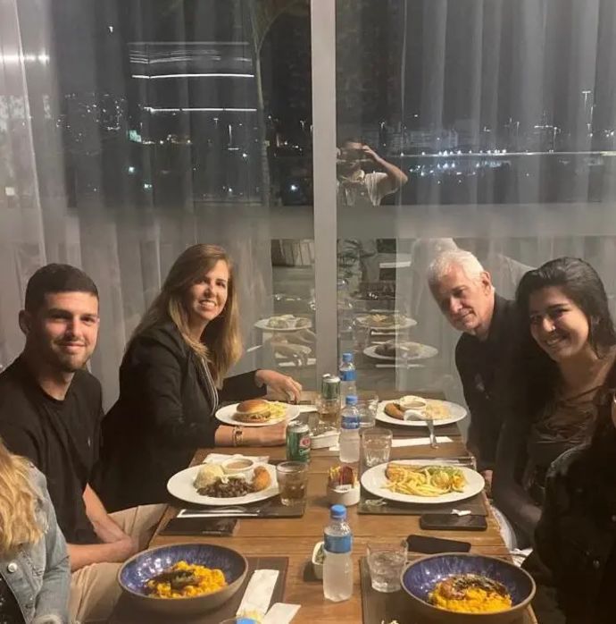 קרול מילר יחד עם דניאל טננבאום בארוחה משפחתית