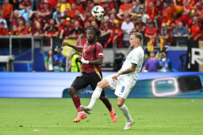 יוהאן בקאיוקו נבחרת בלגיה לצד אונדריי דודה נבחרת סלובקיה