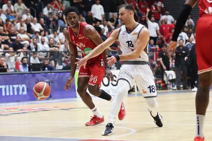 שחקן עירוני קרית אתא רז אדם ליד שחקן הפועל תל אביב ג'יילן הורד