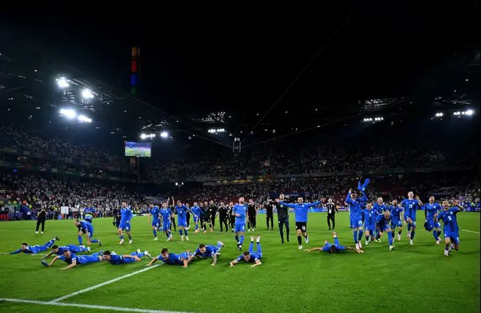 נבחרת סלובניה חוגגת העפלה לשמינית הגמר