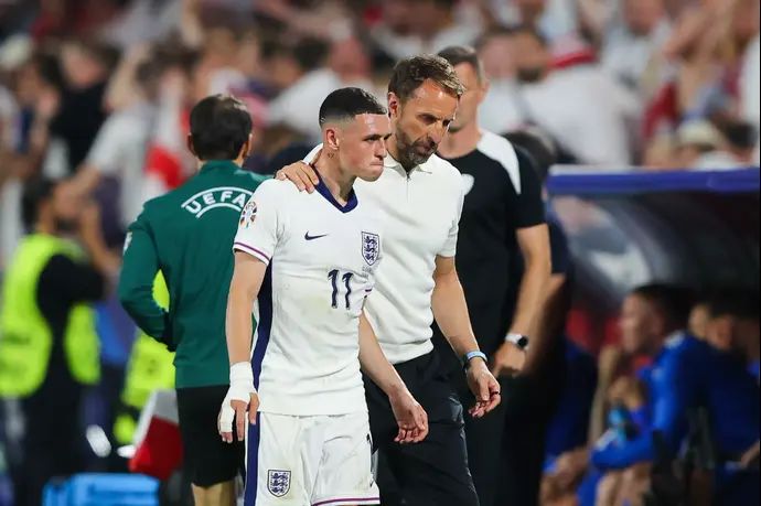 מאמן נבחרת אנגליה, גארת' סאות'גייט, עם שחקן הנבחרת פיל פודן