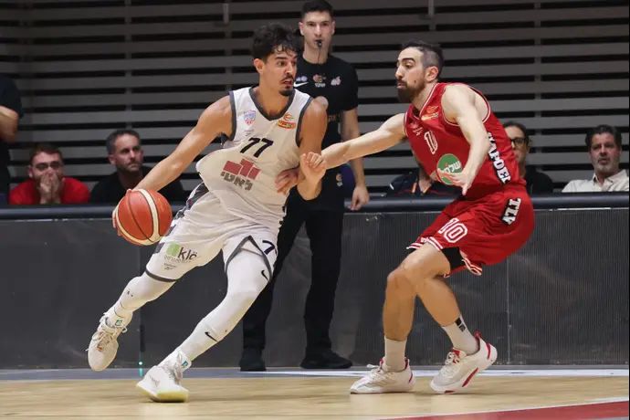 שחקן עירוני קרית אתא בן שרף מול שחקן הפועל תל אביב בר טימור