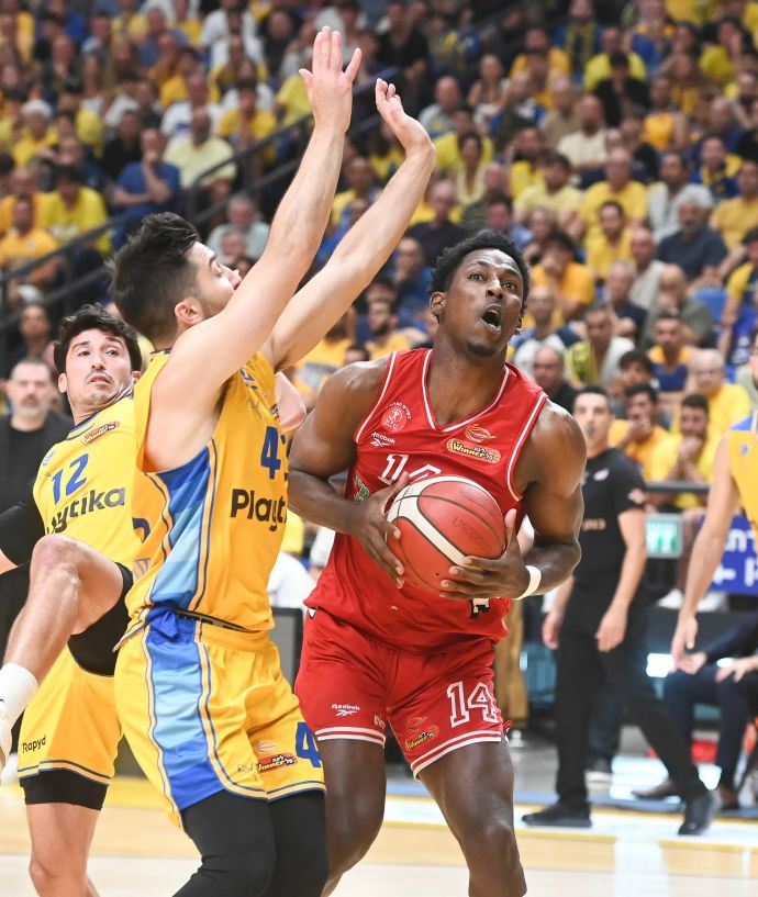 שחקן הפועל תל אביב ג'יילן הורד מול שחקן מכבי תל אביב תמיר בלאט