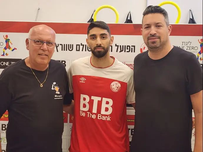 ידין לוגסי שחקן הפועל חדרה עם סוכנו אדם קידן, המנכ"ל אלי דגני