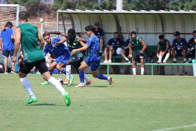 עלי מוחמד מכבי חיפה לצד אמיר אלטורי אריאל לוגסי מכבי פתח תקוה