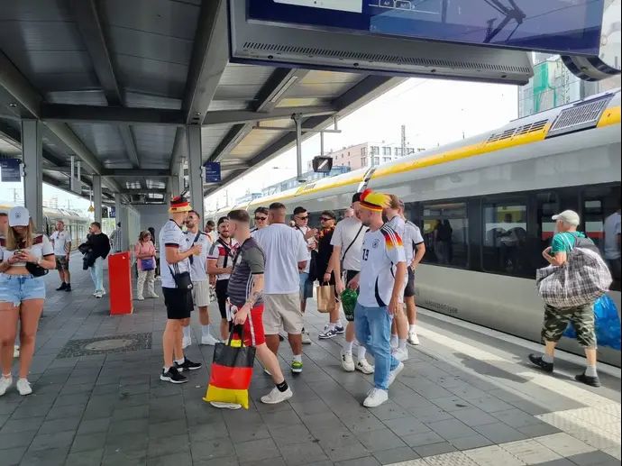 אוהדי נבחרת גרמניה מתכוננים לשמינית הגמר עם ציפייה וחשש