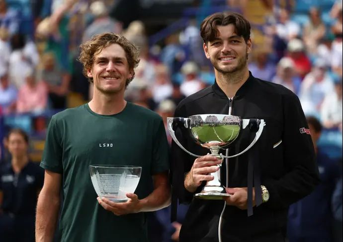 טיילור פריץ טניסאי אמריקאי, זוכה טורניר איסטבורן (מימין) לצד האוסטרלי מקס פרסל