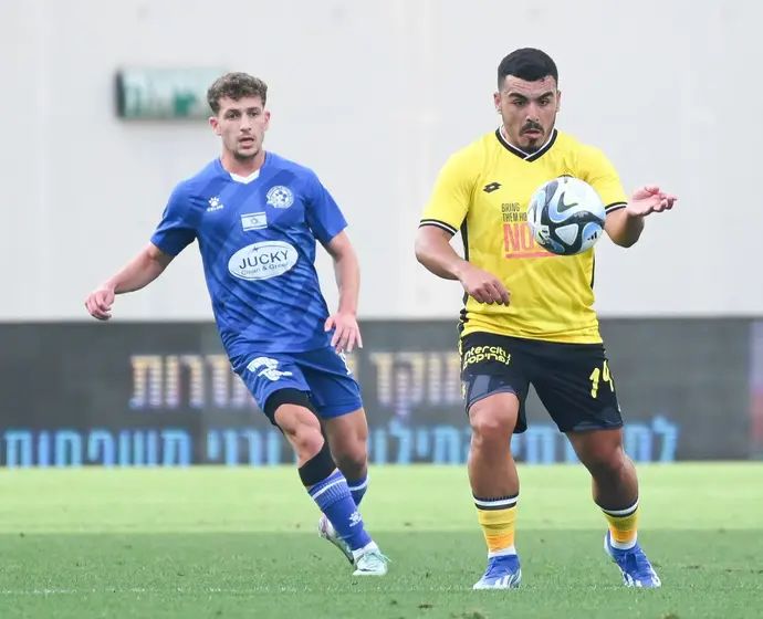 איתן אזולאי מכבי נתניה לצד רוי קורין מכבי פתח תקוה