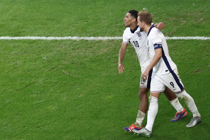 הארי קיין לצד ג'וד בלינגהאם נבחרת אנגליה