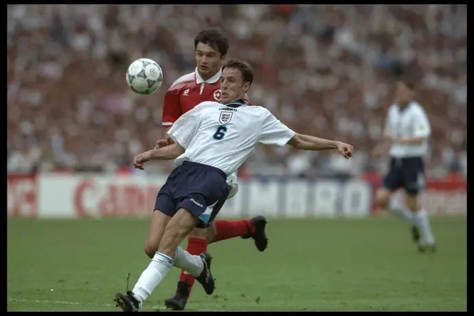 גארת' סאות'גייט במדי נבחרת אנגליה לפני סטפן שפויזאט שחקן נבחרת שוויץ, יורו 1996