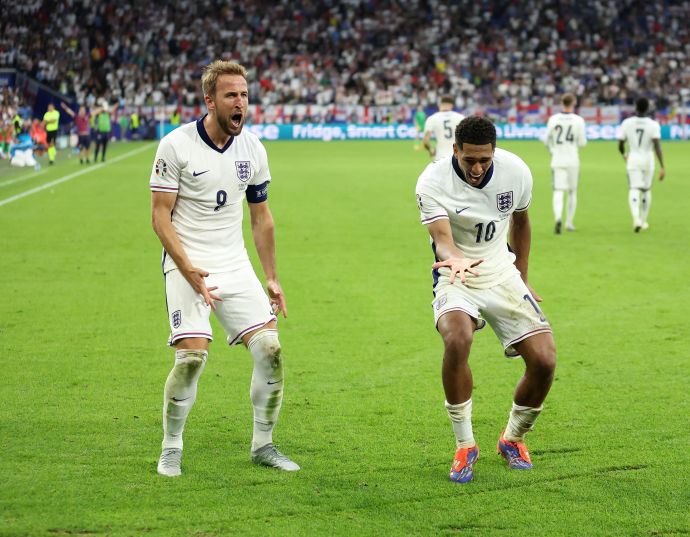 הארי קיין לצד ג'וד בלינגהאם נבחרת אנגליה