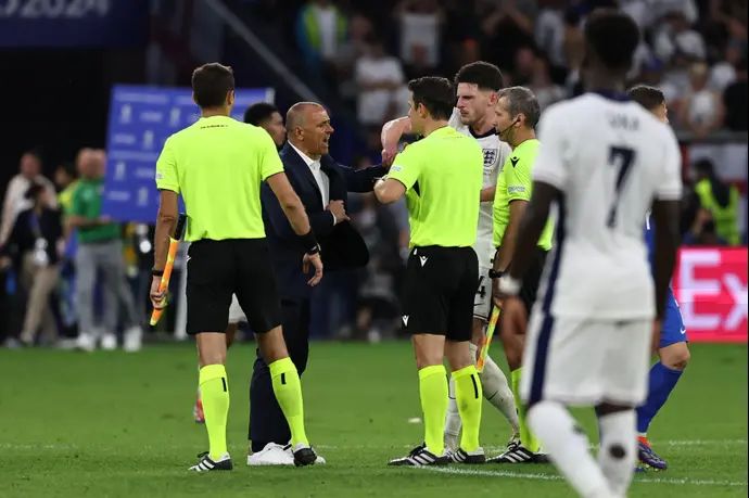 מאמן נבחרת סלובקיה פרנצ'סקו קלצונה לצד שחקן נבחרת אנגליה דקלן רייס