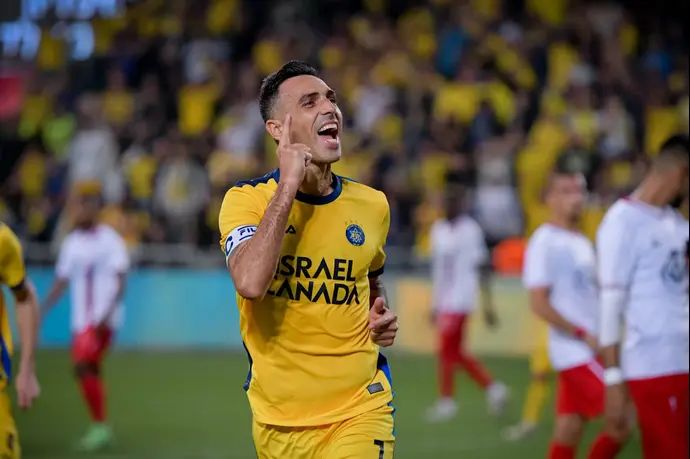 ערן זהבי שחקן מכבי תל אביב חוגג שער