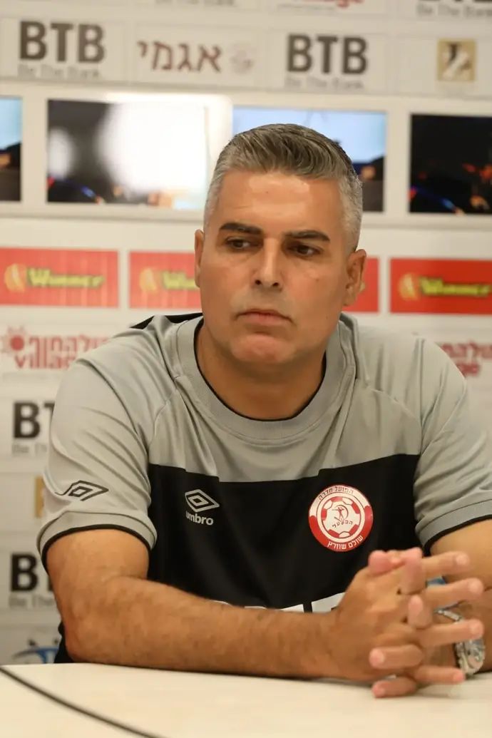 חיים סילבס מאמן הפועל חדרה במסיבת עיתונאים