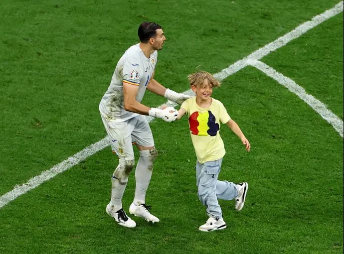 שוער נבחרת רומניה פלורין ניצה עם ילד שפרץ למגרש