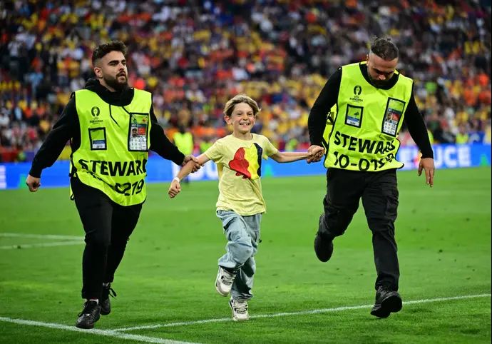 ילד שפרץ למגרש ביורו מפונה על ידי מאבטחים