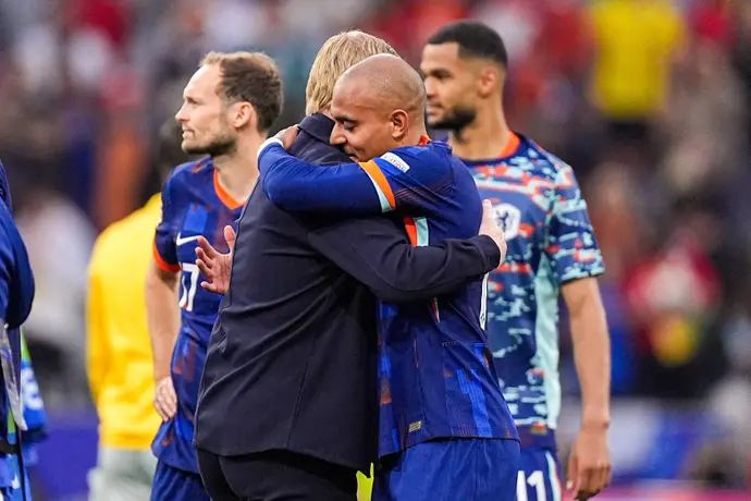 רונאלד קומאן מחבק את מאלן אחרי הניצחון של הולנד