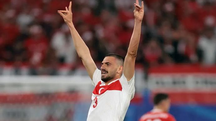 שחקן נבחרת טורקיה, מריח דמירל, חוגג בתנועת מחווה לארגון הזאבים האפורים