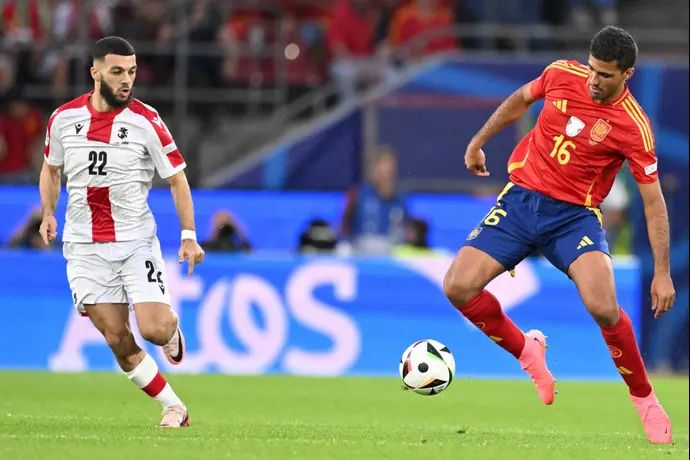 רודרי נבחרת ספרד לצד ז'ורז' מיקוטאדזה נבחרת גאורגיה