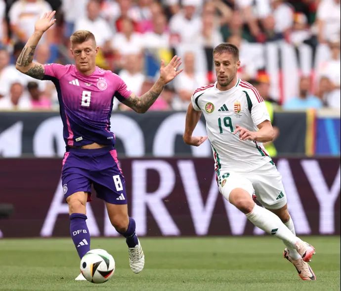 ברנבאש וארגה שחקן נבחרת הונגריה מול טוני קרוס שחקן נבחרת גרמניה