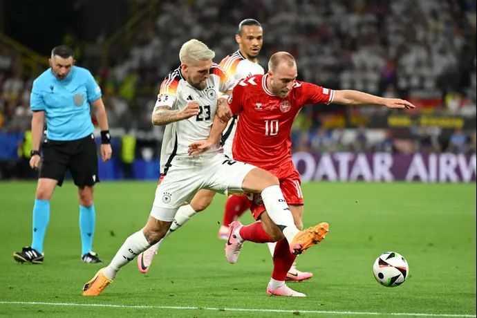 שחקן נבחרת גרמניה, רוברט אנדריך, מול שחקן נבחרת דנמרק, כריסטיאן אריקסן