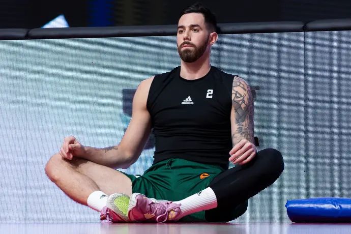 לוקה וילדוסה שחקן פנאתינייקוס בחימום