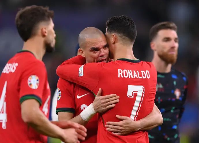 פפה בוכה בזרועותיו של כריסטיאנו רונאלדו, נבחרת פורטוגל