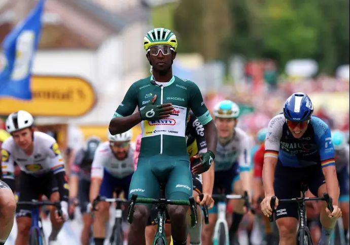 ביניאם גירמאי רוכב אופניים אריתראי, טור דה פראנס 2024. מימינו פסקל אקרמן, ישראל פרמייר טק