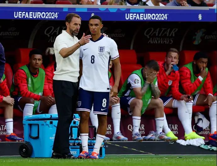 טרנט אלכסנדר ארנולד שחקן נבחרת אנגליה עם מאמנו גארת' סאות'גייט