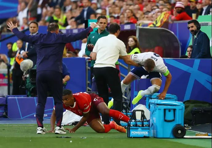 הארי קיין שחקן נבחרת אנגליה נופל, מאמנו גארת' סאות'גייט מנסה לעזור