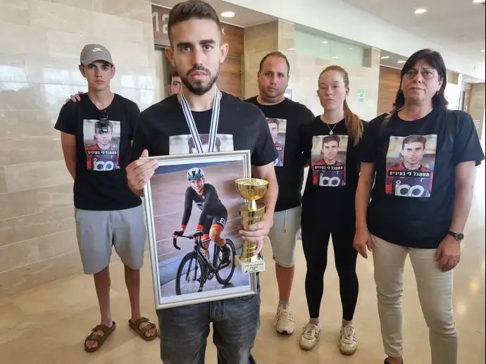 משפחתו של רוכב האופניים גיא תימור מוחים בדיון בהארכת מעצר של הנהג החשוד בדריסתו, נחמן חורי. 10 ביוני 2024