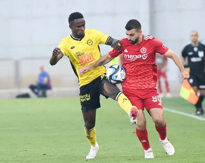 שחקן הפועל תל אביב הישאם לאיוס, מול שחקן מכבי נתניה בוריס אנו