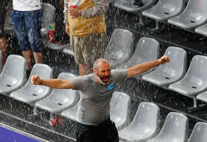 אוהד תחת הגשם, חצי גמר יורו 2024 בדורטמונד