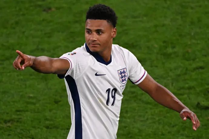 אולי ווטקינס חוגג שער ניצחון במדי נבחרת אנגליה