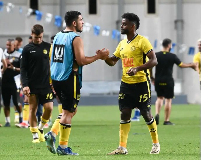 אביב אברהם עם איתן אזולאי שחקני מכבי נתניה