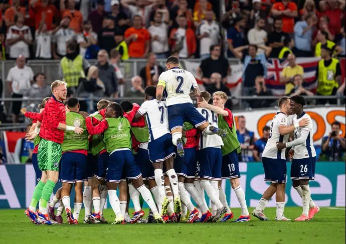 שחקני נבחרת אנגליה חוגגים