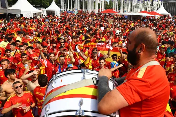 אוהדי נבחרת ספרד לפני גמר היורו