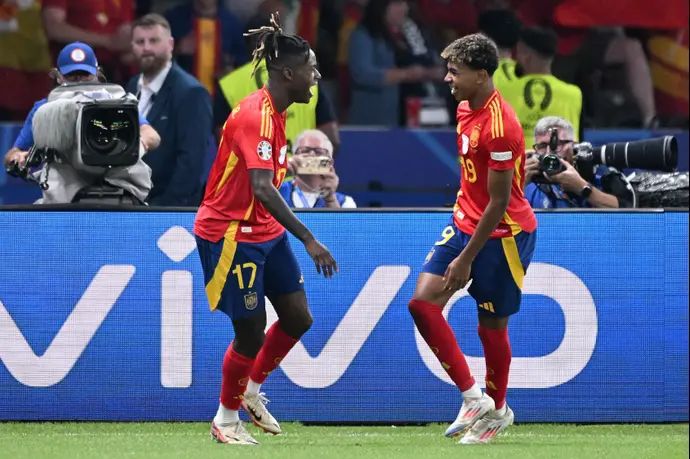 ניקו וויליאמס חוגג עם לאמין ימאל נבחרת ספרד גמר יורו 2024