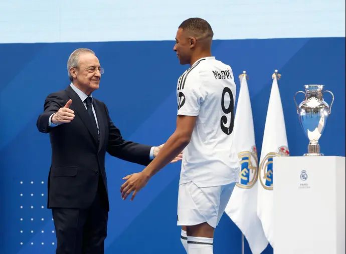 קיליאן אמבפה, ריאל מדריד, לצד נשיא המועדון פלורנטינו פרס