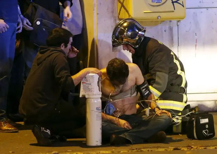 פצוע מפונה מאולם "בטקלאן" בפריז, אחרי שחרור בני הערובה בידי כוחות הביטחון של צרפת, 14 בנובמבר 2015