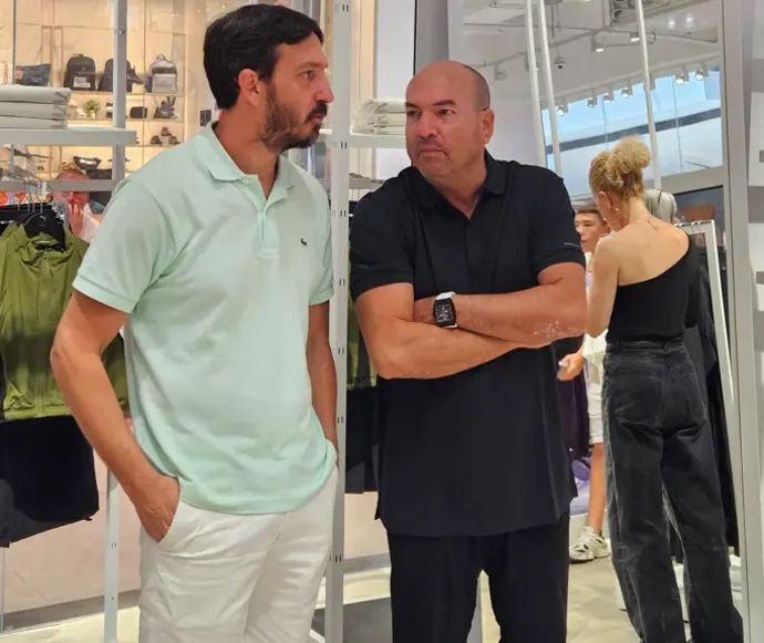 איל ברקוביץ עם אחיו ניר ברקוביץ בהשקת חנות הדגל של פומה בקניון רמת אביב