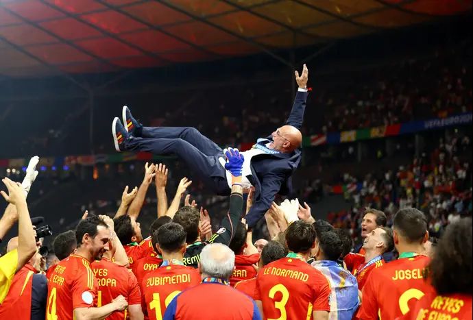 שחקני נבחרת ספרד מניפים את המאמן לואיס דה לה פואנטה, אחרי הזכייה ביורו 2024